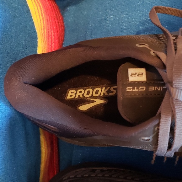 Brooks - Picture 2 of 9